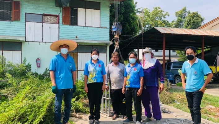 สทภ.2 ให้ความอนุเคราะห์รถเครนพร้อมกระเช้ากับทางโรงพยาบาลเก้าเลี้ยว เพื่อดำเนินการตัดแต่งต้นไม้ที่ปกคลชุมบริเวณบ้านพักเจ้าหน้าที่ของทางโรงพยาบาล