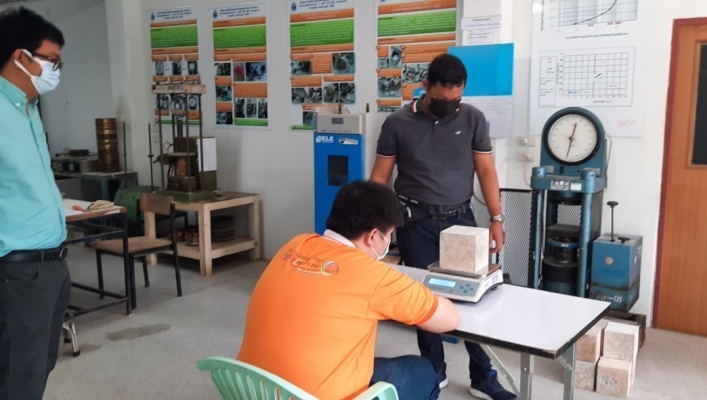 สทภ.7 ทดสอบกำลังอัดลูกบาศก์คอนกรีตโครงการอนุรักษ์ฟื้นฟูแหล่งน้ำพร้อมระบบกระจายน้ำบ้านวังมะเดื่อ