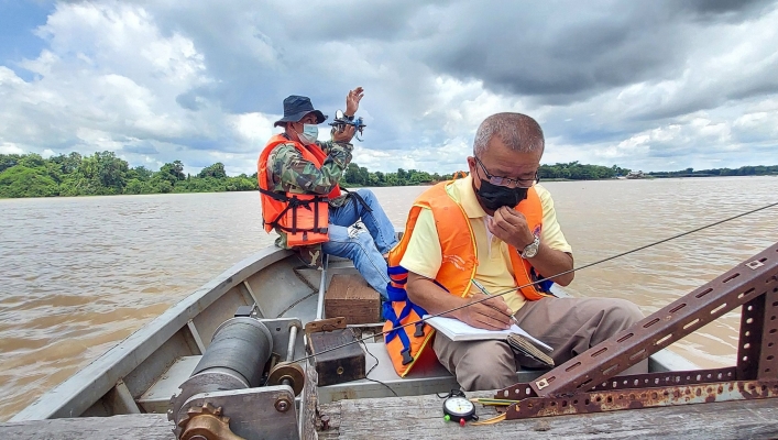 ทส. ทน. สทภ.11 ส่วนอุทกวิทยา ตรวจวัดปริมาณน้ำและตะกอนแม่น้ำมูล