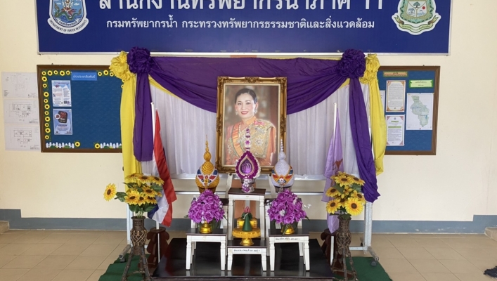ทส. ทน. สทภ.11 ประดับธงชาติคู่กับธงตราสัญลักษณ์ สมเด็จพระนางเจ้าฯ พระบรมราชินี เนื่องในวโรกาสวันเฉลิมพระชนมพรรษา 3 มิถุนายน 2565