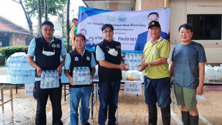 สทภ.1 สนับสนุนน้ำดื่มสะอาดบรรจุขวด ช่วยเหลือประชาชนประสบอุทกภัย อ.แม่สาย จ.เชียงราย
