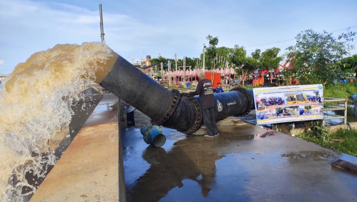 ทส. ทน. สทภ.11 ส่วนบริหารจัดการน้ำ เร่งสูบระบายน้ำท่วมขังในชุมชนประสบอุทกภัย