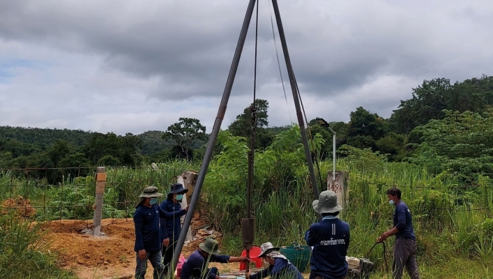 สทภ.7 เจาะสำรวจชั้นดิน เพื่อเป็นข้อมูลประกอบการออกแบบ โครงการอนุรักษ์ฟื้นฟูแหล่งน้ำเพื่อช้างป่า
