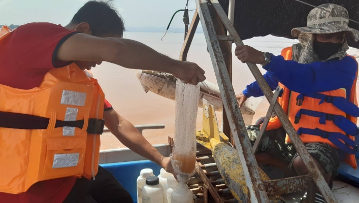 ทส. ทน. สทภ.11 ส่วนอุทกวิทยา ตรวจวัดปริมาณน้ำและตะกอนแม่น้ำโขง ที่สถานีแม่น้ำโขง อำเภอเมือง จังหวัดมุกดาหาร