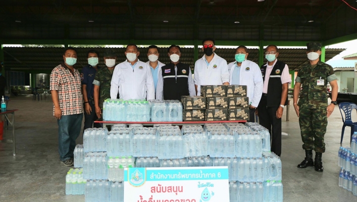 สำนักงานทรัพยากรน้ำภาค 6 ส่งมอบน้ำดื่มช่วยบรรเทาอุทกภัย จ.ระยอง