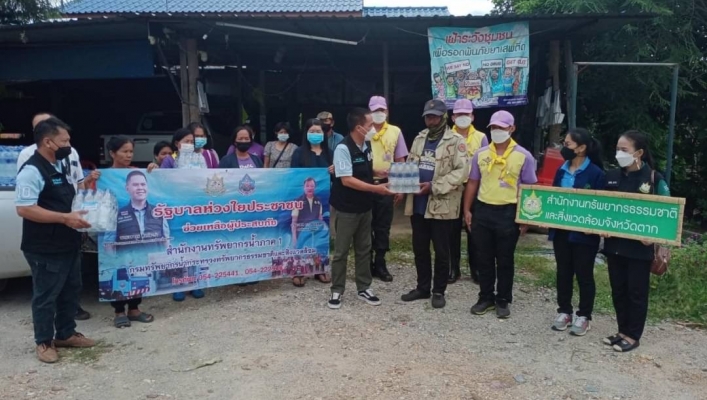 สทภ.1 สนับสนุนน้ำดื่มบรรจุขวด เพื่อช่วยเหลือผู้ประสบภัย ในพื้นที่อำเภอสามเงา จังหวัดตาก