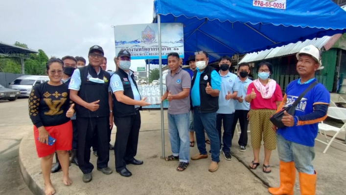 ทส. ทน. สทภ.11 ลงพื้นที่น้ำท่วมสนับสนุนน้ำดื่มสะอาดบรรจุขวด ณ ชุมชนท่ากอไผ่