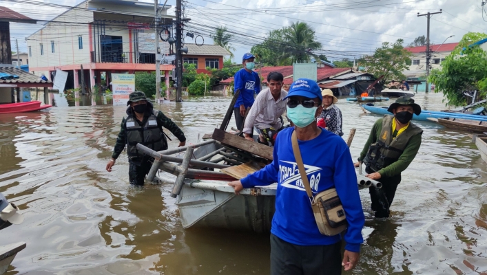 ทส. ทน. สทภ.11 ร่วมขนย้ายประชาชนเเละสิ่งของเครื่องใช้แก่ผู้ประสบอุทกภัย 