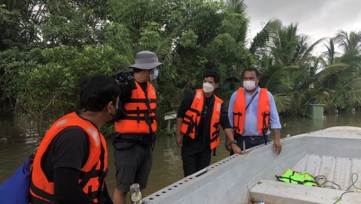 ทส. ทน. สทภ.11 ร่วมขนย้ายประชาชนเเละสิ่งของเครื่องใช้แก่ผู้ประสบอุทกภัย 