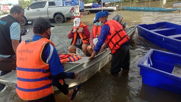 ทส. ทน. สทน.11 ร่วมขนย้ายประชาชนเเละสิ่งของเครื่องใช้แก่ผู้ประสบอุทกภัย 