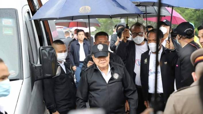 พลเอก ประวิตร วงษ์สุวรรณ รองนายกรัฐมนตรี ลงติดตาม สถานการณ์อุทกภัยในพื้นที่ลุ่มน้ำเจ้าพระยาตอนล่าง