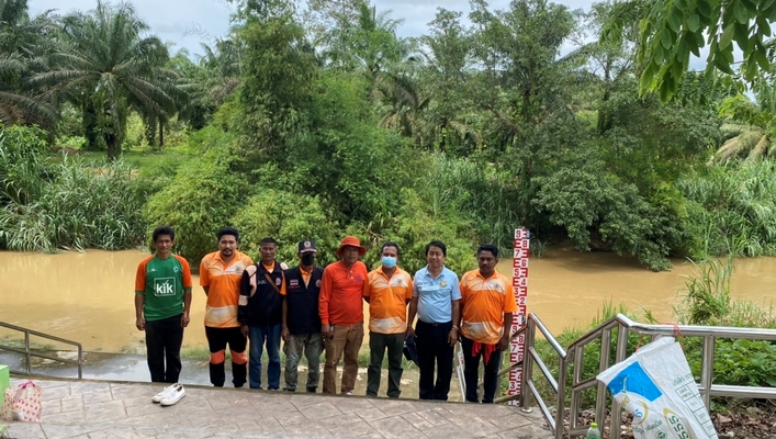 สทภ.10 สนับสนุนและร่วมติดตั้งแผ่นระดับน้ำพื้นที่เขต ทต.บางสวรรค์ อ.พระแสง จ.สุราษฎร์ธานี