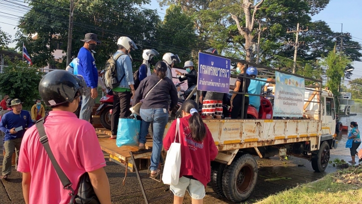 ทส. ทน. สทน. 11 ให้บริการรถบรรทุก 6 ล้อ รับ - ส่ง ประชาชนผู้ประสบอุทกภัย ณ ห้วยวังนอง ต.ปทุม จ.อุบลราชธานี