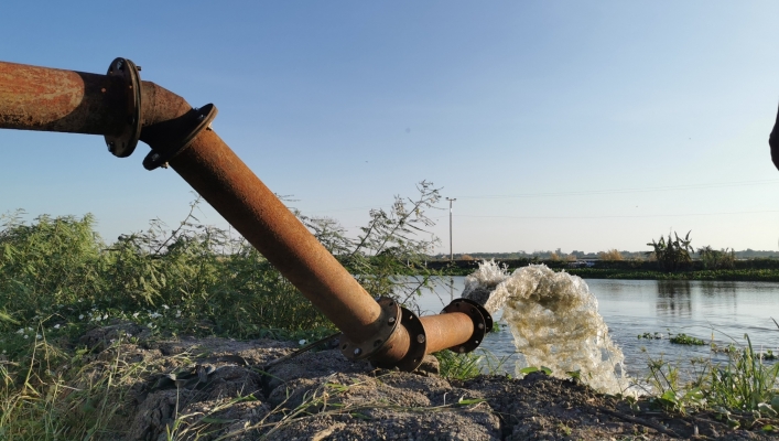 สทน.7 ช่วยเหลือระบายน้ำท่วมขังออกจากพื้นที่การเกษตร ปากคลองรางตาเอก