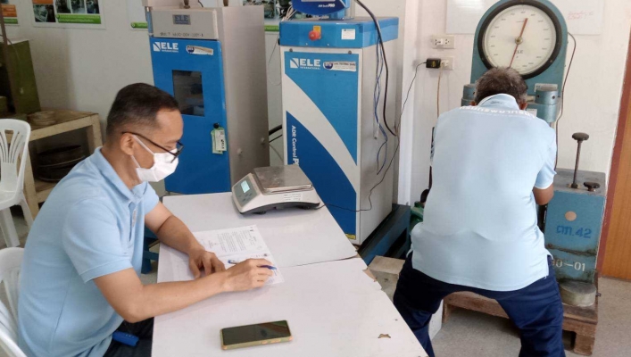 สทน.7 ทดสอบแรงอัดของแท่งตัวอย่างคอนกรีต โครงการก่อสร้างระบบกระจายน้ำ สนับสนุนโครงการอนุรักษ์พันธุกรรมพืชอันเนื่องมาจากพระราชดำริ บ้านลานคา