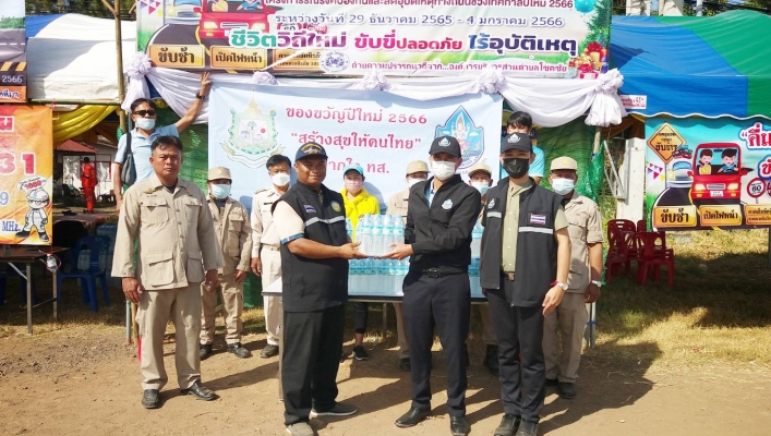 สทน.5 สนับสนุนน้ำดื่มแก่จุดบริการประชาชน อบต.โชคชัย นม.
