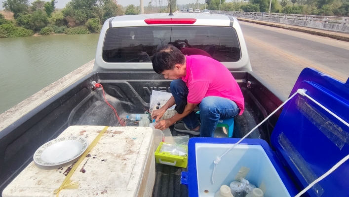 สทน.11 ศูนย์สำรวจอุทกวิทยาอุบลราชธานี (ส่วนอุทกวิทยา ) ดำเนินกิจกรรมการติดตามกิจกรรมการติดตามตรวจสอบคุณภาพน้ำ ประจำปี 2566 ที่แม่น้ำมูล