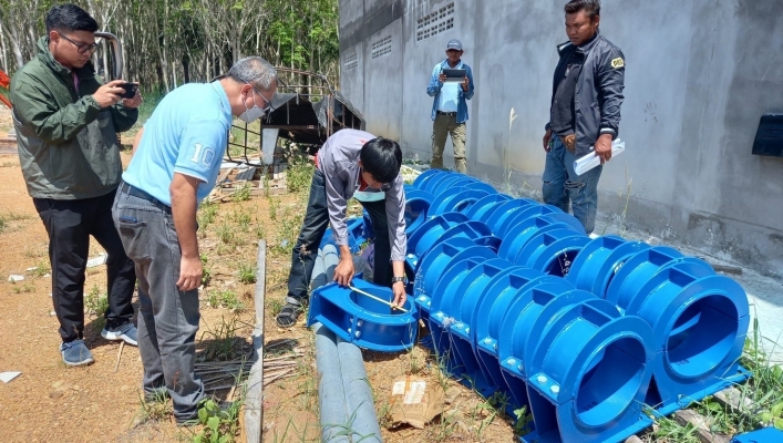 สทน.7 ลงพื้นที่ตรวจติดตามโครงการก่อสร้างระบบกระจายน้ำด้วยพลังงานลมจากอ่างเก็บน้ำยางชุม อันเนื่องมาจากพระราชดำริ – สระเก็บน้ำบ้านรวมไทย
