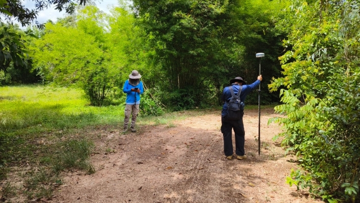 สทน.6 เข้าดำเนินการสำรวจสภาพภูมิประเทศ ในพื้นที่โครงการขุดสระเก็บน้ำป่าช้าสาธารณประโยชน์หนองมะแซว หมู่ที่ 6 บ้านไผ่ ตำบลหนองแสง อำเภอประจันตคาม จังหวัดปราจีนบุรี