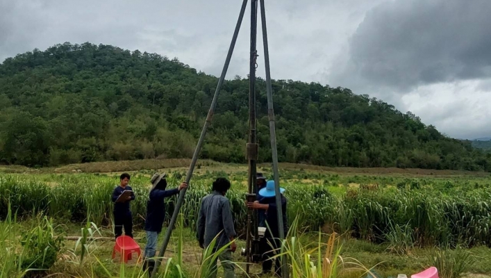 สทน.7 เจาะสำรวจชั้นดินโครงการอนุรักษ์ฟื้นฟูอ่างเก็บน้ำบ้านพุพระ (สระเดิม)