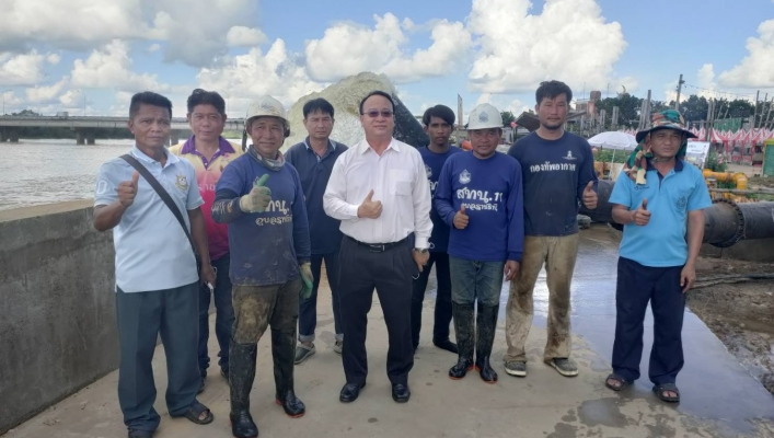 สทน.11 เร่งสูบระบายน้ำท่วมขังในชุมชน