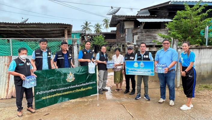 สทน.1 สนับสนุนน้ำดื่มบรรจุขวด เพื่อช่วยเหลือผู้ประสบภัยอุทกภัยจากแม่น้ำวัง ในพื้นที่ตำบลแม่สลิด  อำเภอบ้านตาก  จังหวัดตาก