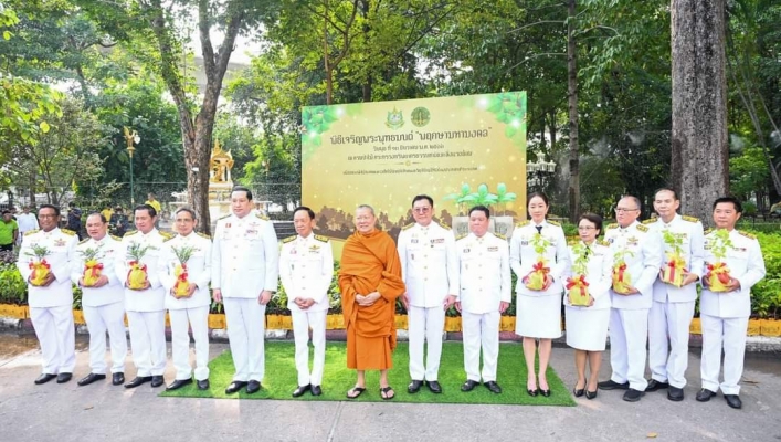 “พัชรวาท” มอบของขวัญปีใหม่ให้ประชาชน แจกไม้มงคล 19 ชนิด 101,010 กล้า ผ่านพิธีพุทธาภิเษก จาก “สมเด็จธงชัย