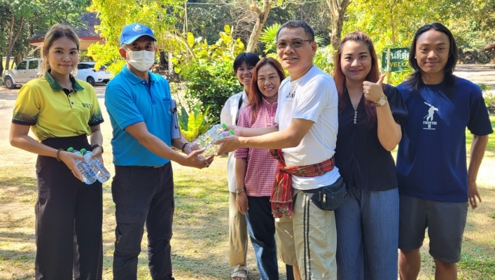 สทน.6 ส่งมอบน้ำดื่มจำนวน 1,050 ขวด สนับสนุนศูนย์ปฎิบัติการบริการและช่วยเหลือนักท่องเที่ยวและประชาชน เพื่อมอบเป็นของขวัญปีใหม่ พ.ศ. 2567