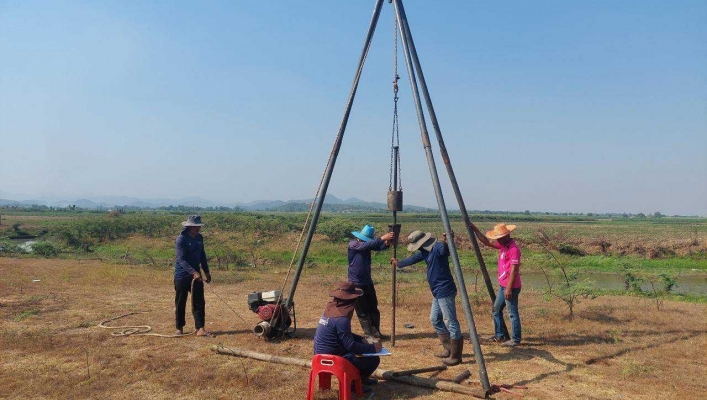 สทน.7 เจาะสำรวจชั้นดินเพื่อเป็นข้อมูลประกอบการออกแบบ โครงการอนุรักษ์ฟื้นฟูแหล่งน้ำพร้อมระบบกระจายน้ำ