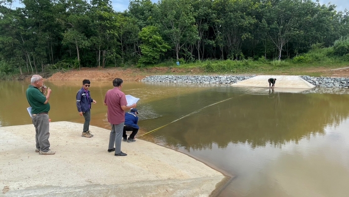 สทน.6 ลงพื้นที่ตรวจติดตามความก้าวหน้า พร้อมทั้งเร่งรัดดำเนินงานโครงการอนุรักษ์ฟื้นฟูคลองทรายขาว-คลองหนองหวีด-แก้มลิงคุ้งกะปาว หมู่ที่ 4 ตำบลประณีต อำเภอเขาสมิง จังหวัดตราด