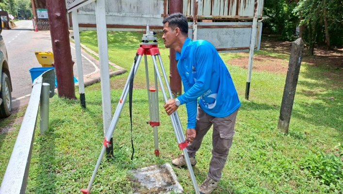 สทน.6 เข้าดำเนินการสำรวจสภาพภูมิประเทศ โครงการอนุรักษ์ฟื้นฟูแหล่งน้ำพร้อมระบบกระจายน้ำด้วยพลังงานแสงอาทิตย์ ในพื้นที่ตำบลเนินหอม อำเภอเมืองปราจีนบุรี จังหวัดปราจีนบุรี