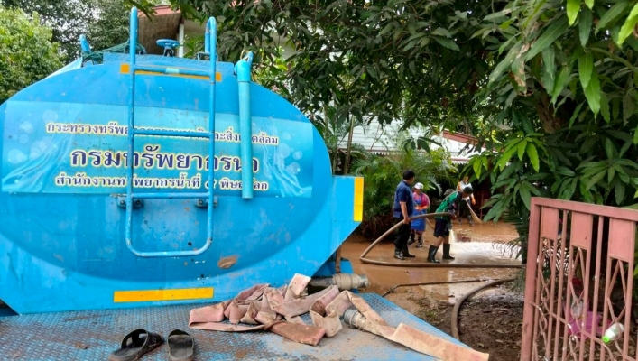 สทน.9 นำรถบรรทุกน้ำ ขนาด 6,000 ลิตร จำนวน 1 คัน ช่วยเหลือประชาชนที่ได้รับผลกระทบจากอุทกภัยจากเหตุของพายุวิภา ในพื้นที่บ้านท่าล้อ หมู่ที่ 1 ตำบลฝายแก้ว อำเภอภูเพียง จังหวัดน่าน