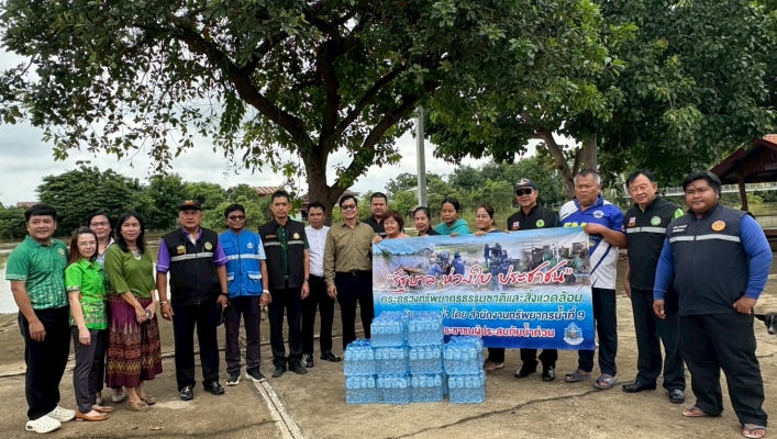 สทน.9 สนับสนุนน้ำดื่มบรรจุขวด เพื่อแจกจ่ายให้ประชาชน ในพื้นที่ประสบอุทกภัย ในพื้นที่อำเภอโพธิ์ประทับช้าง จังหวัดพิจิตร