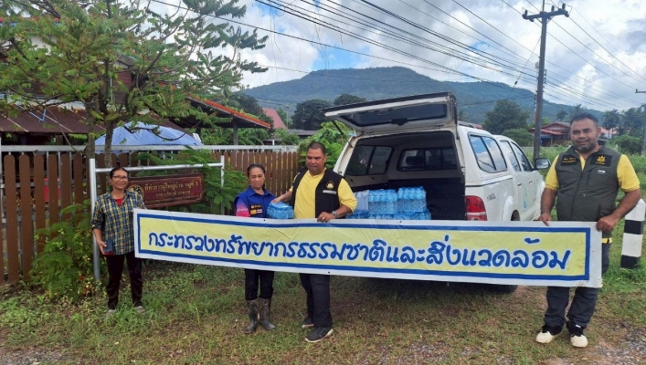 สทน.9 สนับสนุนน้ำดื่มบรรจุขวด จำนวน 120 ขวด เพื่อช่วยเหลือประชาชนประสบอุทกภัยในพื้นที่บ้านฟ่อน หมู่ที่ 2 และบ้านศาลาดอน หมู่ที่ 3 ตำบลชมพู อำเภอเนินมะปราง จังหวัดพิษณุโลก