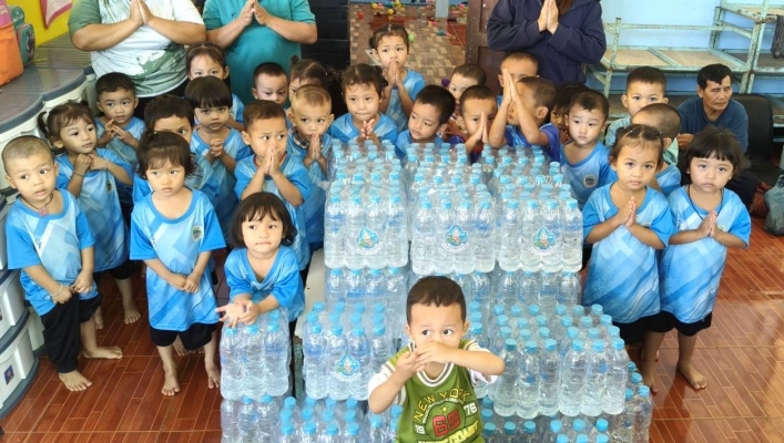 สทน.1 ส่งน้ำดื่ม 1,000 ขวด พร้อมความห่วงใยเร่งด่วน ถึงมือเด็กนักเรียนริมแม่น้ำสาละวิน จ.แม่ฮ่องสอน