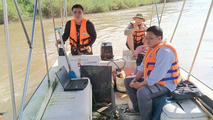 กรมทรัพยากรน้ำ โดยสำนักงานทรัพยากรน้ำที่ 1 ส่วนอุทกวิทยาที่ 4 เชียงแสน   ปฏิบัติงานสำรวจวัดปริมาณน้ำ แม่น้ำโขง ด้วยเครื่องมือ ADCP  เพื่อตรวจสอบการเปลี่ยนแปลงสภาพท้องน้ำของแม่น้ำโขงและเก็บตัวอย่างตะกอน เพื่อการวิเคราะห์
