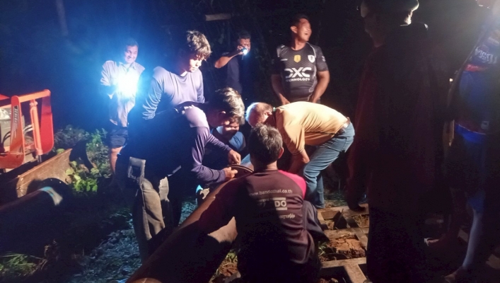 สทน.9 ให้ความช่วยเหลือ ผู้ได้รับผลกระทบจากอิทธิพลของพายุ “คัลแมกี” ได้ติดตั้งเครื่องสูบน้ำ ขนาด 12 นิ้ว จำนวน 1 เครื่อง บริเวณบ้านย่านยาว หมู่ที่ 5 ตำบลย่านยาว อำเภอสวรรคโลก จังหวัดสุโขทัย