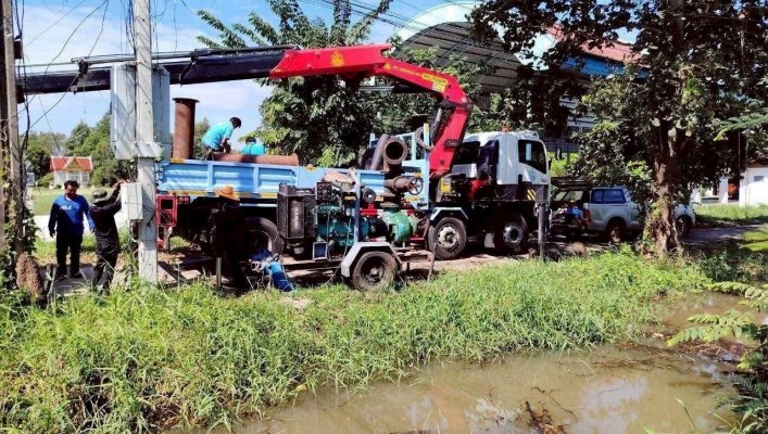 สทน.2 ร่วมกับ สทน.5 เร่งติดตั้งเครื่องสูบน้ำบริเวณหมู่ที่ 6 วัดโพสะโสภณ ตำบลโพสะ อำเภอเมืองอ่างทอง จังหวัดอ่างทอง