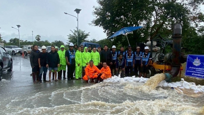 รองนายกฯ สุชาติ สั่ง ทส. ระดมกำลังช่วยประชาชนภาคใต้ เร่งสูบน้ำ-แจกน้ำดื่มตลอด 24 ชม.