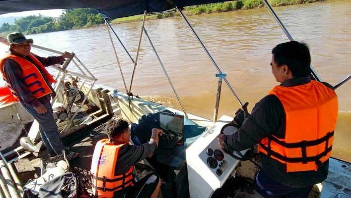 กรมทรัพยากรน้ำ โดยสำนักงานทรัพยากรน้ำที่ 1 ส่วนอุทกวิทยาที่ 4 เชียงแสน ปฏิบัติงานสำรวจวัดปริมาณน้ำ แม่น้ำโขง ด้วยเครื่องมือ ADCP  เพื่อตรวจสอบการเปลี่ยนแปลงสภาพท้องน้ำของแม่น้ำโขงและเก็บตัวอย่างตะกอน เพื่อการวิเคราะห์