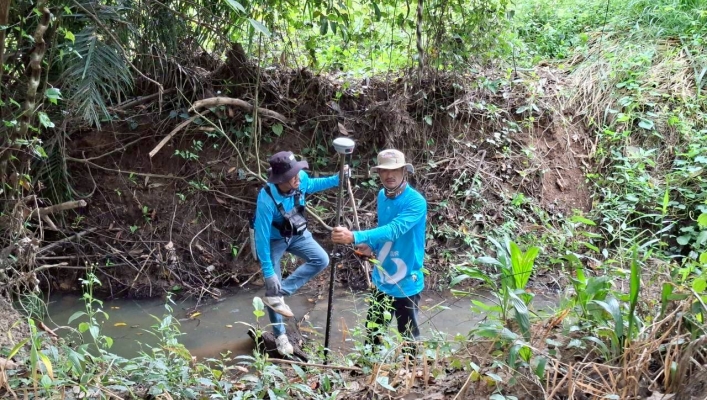 สทน.6 เข้าดำเนินการสำรวจสภาพภูมิประเทศ โครงการก่อสร้างแหล่งน้ำคลองตะเคียน พร้อมระบบกระจายน้ำด้วยพลังงานแสงอาทิตย์ หมู่ที่ 8 ตำบลบ่อทอง อำเภอบ่อทอง จังหวัดชลบุรี