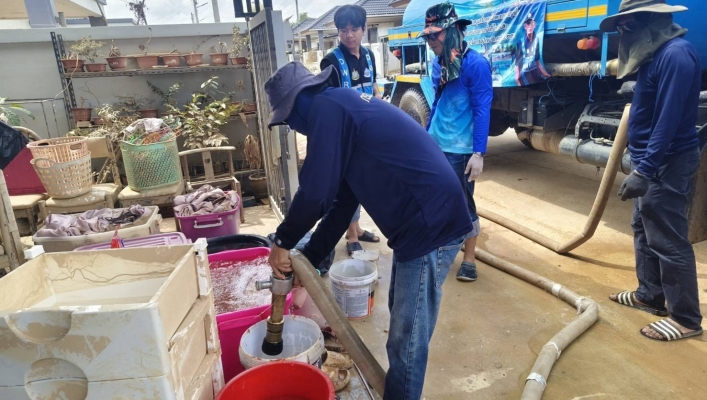 สทน.10 เร่งแจกจ่ายน้ำดิบ เพื่อบรรเทาผลกระทบจากน้ำท่วม ในพื้นที่บริเวณเทศบาลเมืองบ้านพรุ จังหวัดสงขลา อย่างต่อเนื่อง