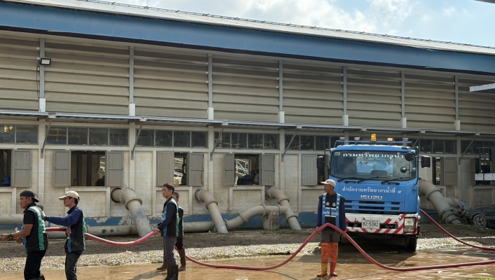 นำรถบรรทุกน้ำ ขนาด 6,000 ลิตร จำนวน 1 คัน ดำเนินการฉีดน้ำล้างทำความสะอาด หลังระดับน้ำ ลดจากอุทกภัยบริเวณโดยรอบอาคารการประปาส่วนภูมิภาคสาขาหาดใหญ่  (ชั้นพิเศษ) ต.หาดใหญ่ อ.หาดใหญ่ จ.สงขลา