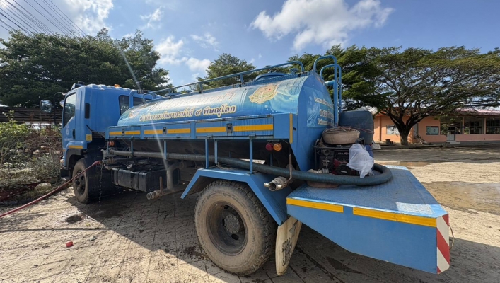 สทน.9 นำรถบรรทุกน้ำ ขนาด 6,000 ลิตร จำนวน 1 คัน ดำเนินการฉีดน้ำล้างทำความสะอาด หลังระดับน้ำลดจากอุทกภัย บริเวณโรงเรียนบ้านใต้ หมู่ที่ 7 ตำบลคูเต่า อำเภอหาดใหญ่ จังหวัดสงขลา