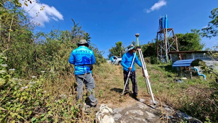 สทน.6 เข้าดำเนินการสำรวจสภาพภูมิประเทศ โครงการอนุรักษ์ฟื้นฟูแหล่งน้ำบ้านเทพประทาน พร้อมระบบกระจายน้ำสะอาดเพื่ออุปโภคและบริโภค หมู่ที่ 8 ตำบลคลองตะเกรา อำเภอท่าตะเกียบ จังหวัดฉะเชิงเทรา