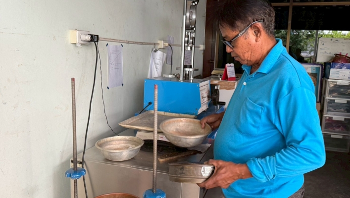 สทน.6 ดำเนินการทดสอบตัวอย่างวัสดุที่ใช้ในโครงการปรับปรุงเพิ่มเติมประสิทธิภาพอ่างเก็บน้ำเกาะสีชัง ระยะ 2 หมู่ที่ 6 ตำบลท่าเทววงษ์ อำเภอเกาะสีชัง จังหวัดชลบุรี