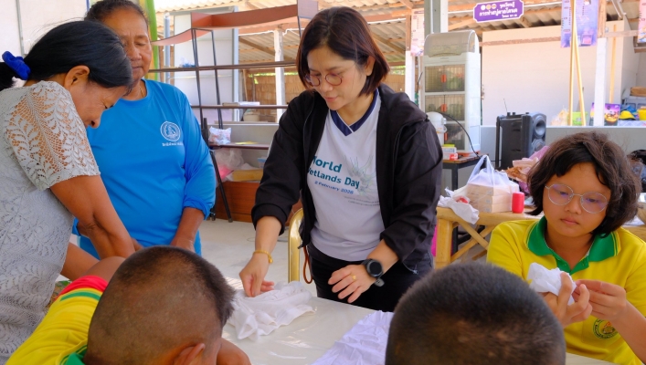 สทน.8 สอน.1 สงขลา ร่วมส่งเสริมสนับสนุนการใช้ประโยชน์จากพื้นที่ชุ่มน้ำ (กิจกรรมสาธิตทำผ้ามัดย้อมจากตาลโตนด)