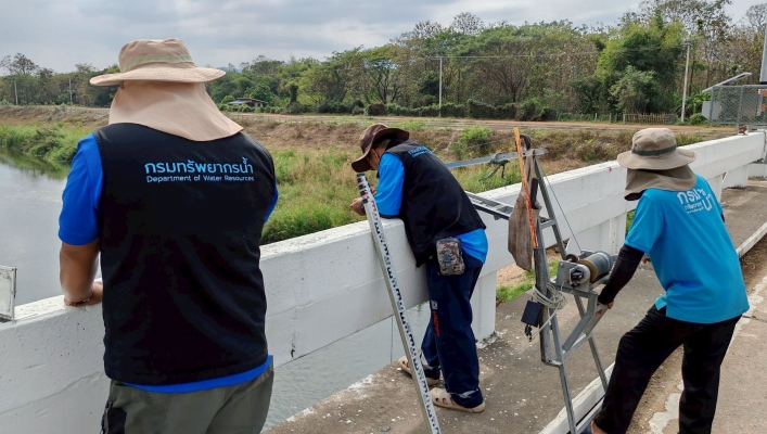 กรมทรัพยากรน้ำ โดย สำนักงานทรัพยากรน้ำที่ 1 ลงพื้นที่ สำรวจภาพตัดขวางลำน้ำ วัดปริมาณน้ำ เก็บตัวอย่างน้ำเพื่อ วิเคราะห์ตะกอนแขวนลอย และซ่อมแซม ปรับปรุง สถานีอุตุนิยมวิทยา-อุทกวิทยา