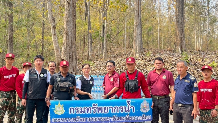 กรมทรัพยากรน้ำ ผนึกกำลัง “อุทยานฯ ถ้ำผาไท” ลำปาง สู้ไฟป่า–ลด PM 2.5 สทน.1 ส่งน้ำดื่ม 500 ขวด เสริมกำลังใจเจ้าหน้าที่ภาคสนาม