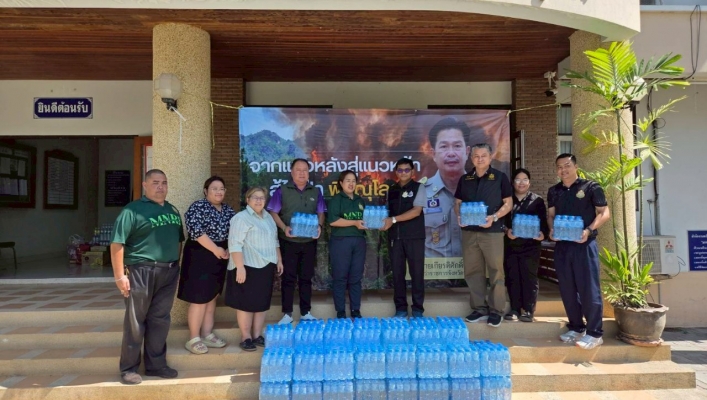สทน.9 สนับสนุนน้ำดื่มบรรจุขวด ให้เจ้าหน้าที่ชุดปฏิบัติการ เฝ้าระวัง ควบคุมไฟป่า เพื่อลดไฟป่า ลดหมอกควัน และลดฝุ่น PM 2.5 ในเขตพื้นที่จังหวัดพิษณุโลก
